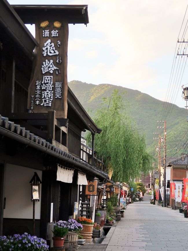 柳町（やなぎまち）は長野県上田市の地名。上田城の北東700mに位置し、古くは北国街道の宿場町として栄えた。現在でも長屋が軒をつらねる旧き良き町並みを残している。<br />（フリー百科事典『ウィキペディア（Wikipedia）』より引用）<br /><br />信州上田の魅力的な商品が揃う歴史街道<br />真田昌幸公によって築城された上田城の北東の角に位置する城下町。ドラマ多き戦国の世に誕生し、北国街道の宿場町として栄えた柳町。 <br />四百年の歴史と共に、様々な役割を経て、今、再び動き出す復活街。　（下記より引用）<br /><br />【北国街道と柳町】<br />慶長（1596～1614）の初年北國往還が設けられ上田が宿場になると、海野町分に横町、原町分に柳町田町ができた。つまり、海野町、原町、鍛治町、紺屋町、横町、柳町、田町の七つの町が上田の城下町で、商家が多かった柳町は原町に属して、伝馬賃など原町の問屋「滝沢助右衛門」の指図を受けていた。宿場の中心地海野町には本陣と問屋を兼ねた柳沢家があり、原町には問屋の滝沢家があって宿駅をつとめていた。<br />天正11年の上田城築城とともに、現在の上田市街地の原型となった城下町の形成も始まったと考えられる。上田城とその城下町の大部分は、真田氏の時代にすでに形成されていたといえる。上田城築城から約80年後の寛文3年（1663）の資料によれば、海野町、鍛治町、横町、原町、木町、柳町、紺屋町、田町という町分は、戸数350戸、人口2610人であった。<br />https://yanagimachi-ueda.jp/history　より引用<br /><br />柳町　については・・<br />https://yanagimachi-ueda.jp/<br />https://www.travel.co.jp/guide/article/23851/<br />http://www.city.ueda.nagano.jp/kankojoho/shisetsu/shiseki/012.html<br /><br />上田の観光　については・・<br />http://www.ueda-cb.gr.jp/<br />https://www.city.ueda.nagano.jp/kankojoho/<br /><br />北国街道（ほっこくかいどう）は日本の街道である。江戸幕府によって整備された脇街道で、北国脇往還、善光寺街道などとも呼ばれる。 <br />追分で中山道と分かれ、善光寺を経て直江津で北陸道に合流する。本道は、善光寺への参拝のために整備され、佐渡の金を江戸に運ぶ道として五街道に次ぐ重要な役割を果たした。軽井沢町から上越市までの区間は現在の国道18号にほぼ相当する。 沿線の宿場町のまち並みは観光地となっている。 <br /><br />田中宿と海野宿、上戸倉宿と下戸倉宿、などは合宿（あいしゅく）といい、セットで1つの宿場の役割を果たした。<br />小諸市の北国街道追分宿 - （長野県北佐久郡軽井沢町）<br />小諸宿 - （長野県小諸市）<br />田中宿・海野宿 - （長野県東御市）<br />上田宿 - （長野県上田市）　　　　（以下省略）<br />（フリー百科事典『ウィキペディア（Wikipedia）』より引用）<br /><br />北国街道　については・・<br />http://www.ktr.mlit.go.jp/nagano/sinsyukaidou/hokkoku/index.html<br /><br />岡崎酒造の信州亀齢（きれい）は、長野県上田市で、寛文５年（１６６５年）の昔より菅平水系の水で地酒を造り続けてまいりました。今も伝統的な手法を使い、芳醇高雅な酒を醸しております。<br />小さい蔵の特性を生かして、昔ながらの手造り信州の米と水と自然を大切にし<br />酒造好適米は、長野県産の美山錦・ひとごこちを使用しております。350年の当社の蔵の“住み付き酵母”と合い交わって、伝統と技の品格を備えた酒造りにとり組んでおります。<br />http://www.ueda.ne.jp/~okazaki/　より引用