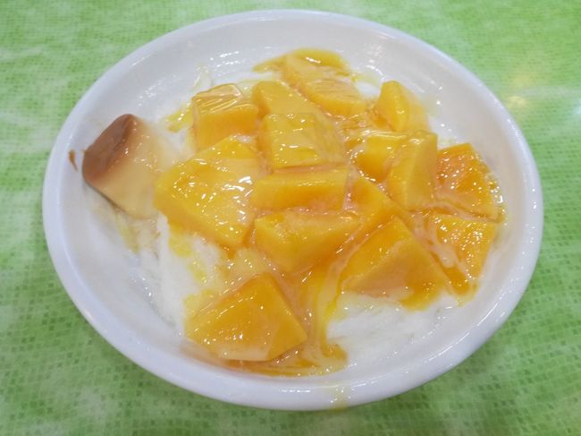 マンゴーかき氷の時期に台湾に行きたいと思い、5泊6日で行ってきました。今回は台南、台中をメインに回ってきました。<br />旅行記では10元=約40円(台湾ドル×4)で計算しています。<br /><br />★旅行記16のルート<br />台北駅→スターホステル台北駅(宿)→脆皮鮮奶甜甜圈(ドーナツ)→TIGER SUGER(タピオカドリンク)→一芳(フルールティー)→冰讃(マンゴーかき氷)→雙連圓仔湯(焼麻?)→寧夏観光夜市→嘉義火雞肉飯(七面鳥のご飯)→誠品生活南西店(神農生活/スーパー)→新光三越→一之軒(パイナップルケーキ)→金興発生活百貨(スーパー)→スターホステル台北駅宿泊<br /><br />1.東京~桃園空港から高鐵で台南移動~Cao Ji Book Inn Hostel宿泊<br />2.台南 赤崁棺材板~丸作食茶~裕成水果~阿田水果~莉莉水果店<br />3.台南朝食 六千牛肉湯~茶の魔手~阿堂鹹粥~包成羊肉<br />4.台南 マンゴーの故郷、玉井へバスで行く(有間冰舖、阿月芒果冰)<br />5.台南 再發號肉粽~雙全紅茶~西市場(凰商號)~正興街(蜷尾家甘味處、泰正水果店)~集品蝦仁飯<br />6.台南 神農街~阿輝炒鱔魚~Lin Go Drinks 另果鮮飲茶~林百貨店<br />7.台南 國華街(阿松割包、得春捲、富盛號碗粿)~冰郷の整理券をもらう<br />8.全美戲院~大天后宮~同記安平豆花~赤崁楼<br />9.赤崁擔仔麵~双生緑豆沙牛奶~冰郷~林百貨店~原作杏仁茶~窄門珈琲<br />10.台南から台鉄で台中に移動~沁園春~宮原眼科~Stray Birds Taichung Hostel宿泊<br />11.台中 彩虹眷村(レインボービレッジ)に27番バスで行ってみた<br />12.台中 孔廟~宝覚寺~台鉄台中駅(旧駅舎)観光<br />13.第四信用合作社~洪瑞珍~第二市場(王記菜頭果糯米腸、老頼茶棧)<br />14.台湾美術館~路地・氷の怪物~范特喜微創文化店舖~誠品書店(金色三麥)<br />15.台中 無為草堂~水澤~台中駅から台鉄で台北に移動<br />16.台北 スターホステル台北駅~脆皮鮮奶甜甜圈~TIGER SUGER~一芳~冰讃~雙連圓仔湯~嘉義火雞肉飯←★今ここ