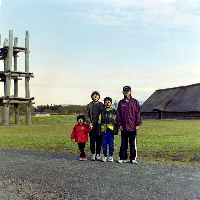 昔のフィルムの電子データ化作業途中で見つけた古い旅行写真。<br />現在の状況は異なると思いますが、旅行計画の参考になれば幸いです。<br /><br />2000年の秋に三内丸山遺跡を家族で見学。<br />当時は青森市内に住んでおり、子供達の為に休日に出かけました。<br /><br />写真は中判カメラRolleiFlexで撮影<br />66判ネガフィルムをマクロレンズで撮影し、色を変換・調整<br />（照明光源や変換ソフトなど試行錯誤中）<br />