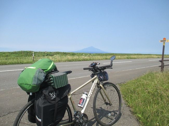 列車やバスの輪行は何度か行ったが、今回は初めての飛行機輪行である。心配なことはいくつかあるが、いろいろな人のブログを参考にして、出来るだけ手間を掛けないで（それが問題を起こしてしまったが）トライしてみる。<br /><br />過去10年間の天気の記録を見ると、10日間のうち２～３日は雨が降っている。本州では梅雨の時期であるが、それに比べると、雨天の日数は少ない。おそらく、7月下旬から北海道はハイシーズンになるので、その手前に日程を組んだ。<br /><br />昨年、頑張ったSFC修行の成果を生かして、マイルの特典航空券や、アップグレードを出来るだけ利用した。<br /><br />肝心の自転車走行は、新千歳空港から稚内まで北上して、礼文島にフェリーで渡り、再び稚内に戻って宗谷岬を目指し、その後オホーツク海沿いに南東に向かい、網走から清里に行き、女満別空港から帰る。10日間で走行距離が850km程度になる予定である。<br /><br />宿泊所は、ホテル・旅館・バンガロー・ライダーハウスなど様々な施設を経験する。電子機器の充電、入浴や洗濯がうまく実施できるかも心配の種ではある。事故や故障が無いことを願っていたが。