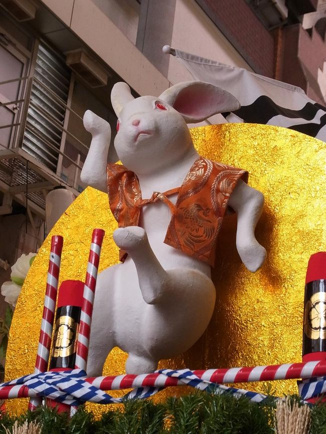 東京から沖縄へ7月の三連休中に飛ばなくちゃいけないけど、もちろん飛行機が高い。LCCで1万円近く出すのは悔しい。ならばマイルを使うことにしたけど、直行便で飛ぶのは惜しい(基本ビンボー症)。東京→札幌→沖縄で、札幌のセイコーマートで買い物でもしようかと思ったけど、博多祇園山笠があるのを思い出して、東京→福岡→沖縄にすることに。<br /><br />山笠の最終日、追い山は込み合って見られないかもしれないけど、お祭りの雰囲気だけでも味わいたい! 博多の滞在時間は16.5時間。どこまでお祭りを見られるかな~と思っていたけど、半日ちょっとでも十分満喫できました。