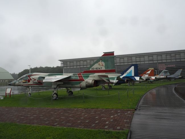 航空科学館の前は自衛隊機、米軍機の屋外展示コーナーが。雨の中ですが行ってみましょう。中に入れる機体もありました! 雨の中の見学で写真が見づらいですが、ご容赦ください。<br />飛行機を見終えたあとは、この近辺の名物である豚バラ焼きをいただきます。<br /><br />2019/10/26投稿