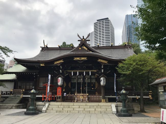 新宿十二社 熊野神社に夏詣。<br />夏詣御朱印をいただきました。<br /><br />新宿や新宿中央公園、都庁などは何度も訪れたことのある場所ですが、熊野神社は初めての参拝です。<br /><br />元々有名な伝統ある社寺を参拝するのは好きでしたが、御朱印を集め始めてからは、更に楽しくなりました！<br />今まで目に留まらなかった小さな社寺もたくさんあり、旅好きにはたまりません。<br /><br />そして、プチ散歩にもぴったりなのです！<br /><br />十二社熊野神社は、室町時代の応永年間に中野長者と呼ばれた鈴木九郎が、故郷である紀州の熊野三山より十二所権現をうつし祠ったものと伝えられており、西新宿ならびに新宿駅周辺及び歌舞伎町を含む地域で、新宿の総鎮守だそうです。<br /><br />とても長い歴史がある神社です。