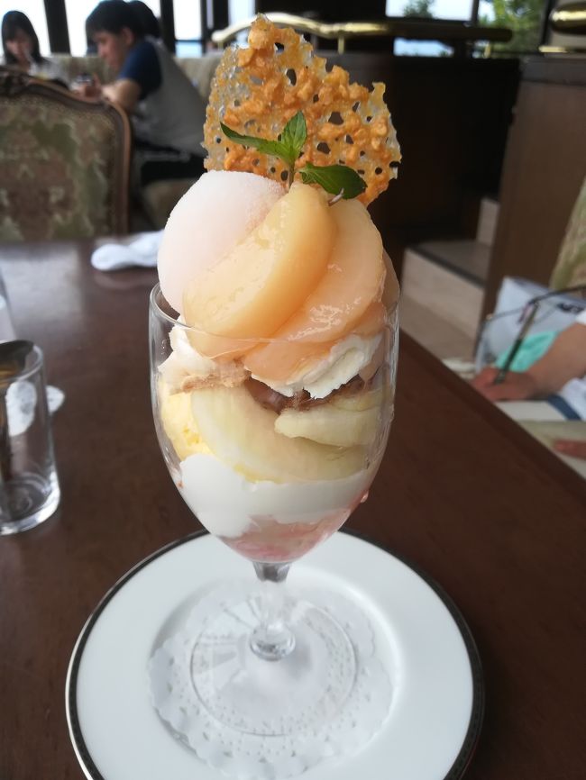 スケッチ仲間のセレブさんとランプさんと3人で、<br />セレブさんの弟さんの会社保養所である、<br />熱海のリゾートマンションに1泊で行ってきました。<br /><br />駅弁をスケッチするために、行きは<br />新幹線自由席にしました。<br />帰りは上野東京ライナーが、熱海始発なので、<br />それにのりました。<br /><br />セレブさん、オススメの絶景カフェで<br />パフェを思う存分描き、<br /><br />熱海オリジナルのマンホールを探して<br />右往左往しましたが、なんとかたどりつきました。<br />同じ趣味の人と貴重な時間を過ごして<br />楽しかったです。<br />