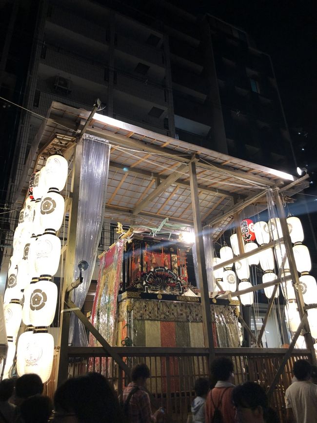 祇園祭の宵山に行ってきました！メイン行事の山鉾巡行の前夜祭的お祭りのようです。<br /><br />山鉾の提灯に明かりが灯って祇園囃子が奏でられ、屋台もたくさん出ていて風情がありました☆<br /><br />