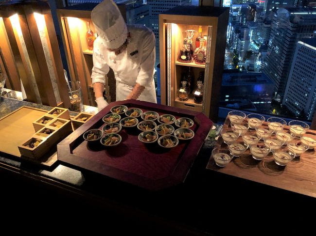 東京・西新宿『Park Hyatt Tokyo』<br /><br />私の大好きな『パーク ハイアット 東京』は『新宿パークタワー』の<br />39階から52階に位置します。<br /><br />またまたパーク～に遊びに行ってまいりました(&#39;◇&#39;)ゞ<br /><br />◆ 東京・西新宿『パーク ハイアット 東京』1F【デリカテッセン】<br />◆ 東京・西新宿『パーク ハイアット 東京』2F【ペストリー ブティック】<br />◆ 東京・西新宿『パーク ハイアット 東京』41F【ジランドール】<br /><br />◆ 東京・西新宿『パーク ハイアット 東京』41F【ピーク バー】の<br /> 「トワイライトタイム」のフード＆アルコールの写真。<br /><br />特製カナッペをお好きなだけ、ワイン、ビール、カクテルなど多彩な<br />お飲み物のフリーフローとともにお楽しみください。<br /><br />＜営業時間＞<br />時間：午後5時～午後8時（L.O. 午後8時）<br />料金：おひとり様 4,800円（サービス料・税別）<br />※水曜～土曜は午後6時～午後10時までDJ演奏もお贈りいたします。<br />※ご予約は承っておりません。<br /><br />◆ 東京・西新宿『パーク ハイアット 東京』41F【ピーク ラウンジ】の<br />「ピーク オブ ジョイ」の三段トレイ＆ドリンクの写真。<br /><br />こちらもフリーフローでアルコールがいただけちゃいます。<br />高層階からの素敵な夜景とともに楽しみました♪<br /><br />「ピーク オブ ジョイ」<br />＜営業時間＞<br />時間：午後5時～午後9時までの間の2時間<br />料金：おひとり様 5,800円（サービス料・税別）