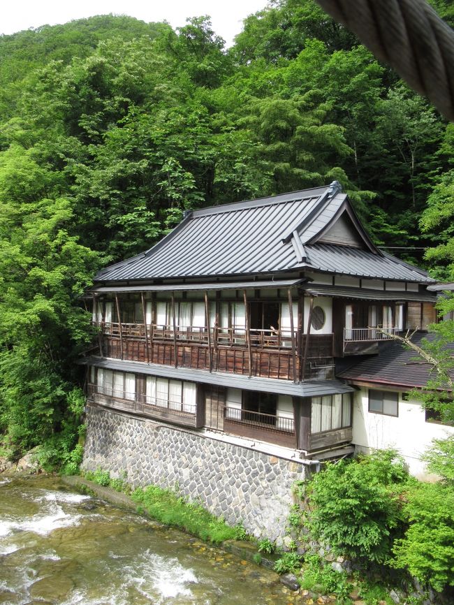 ２泊３日で巡った「宝川温泉汪泉閣」と「法師温泉長寿館」の旅<br />初日2019/7/18（木）の第４弾です<br /><br />「育風堂」でランチした後、路線バスと宿の送迎車で今夜のお宿「宝川温泉汪泉閣」に着きました。<br />７年前の紅葉真っ盛りの11月初旬にも泊まったのですが、今回も同じ第一別館のお部屋指定です。<br />深緑に囲まれた混浴大露天風呂を満喫してきました。