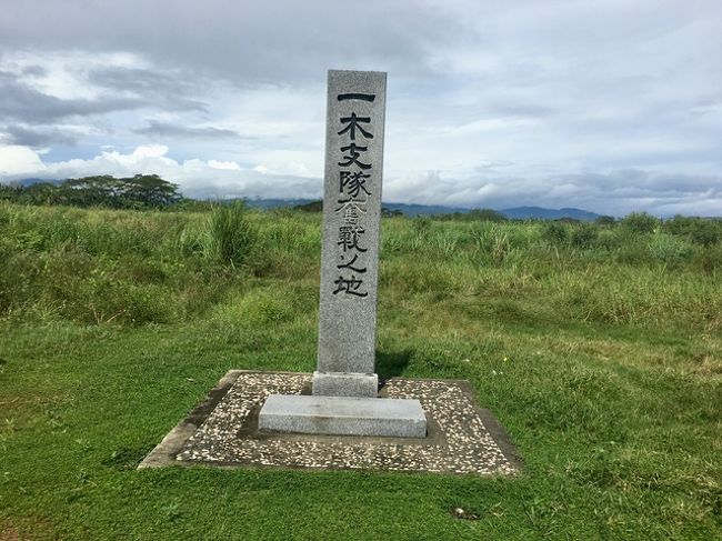 ホニアラのヘンダーソン飛行場は1942年5月3日にツラギ島に上陸した日本海軍によって作られた。当時はルンガ飛行場と呼ばれていた。太平洋戦争中はこの飛行場を巡って日米激戦を繰り返していた。　その後アメリカ軍によってヘンダーソン飛行場と呼ばれるようになった。　空港の敷地内にはメモリアルガーデンがある。さらに東に行くとアリゲータークリークのヘルポイントに自決した一木清直支援長と戦死した800人の兵隊の記念碑があります。　そのあとはソロモン航空でオーストラリアのブリスベンに飛んで空港のそばのスカイゲートモールのそばのホテルに一泊してカンタス航空で東京に戻りました。　機内から見た海があまりにも美しいのに感動しました。