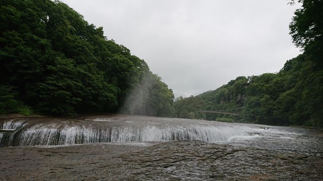 吹割の滝が見たいと夫が言い出したので、早速、7月の連休を利用して行くことを計画。<br /><br />本当は、群馬なら、日帰りで行ける距離。<br />天気が良い日に行くに越したことはないのですが、<br />群馬に行くなら、私も、テレビ（帰れマンデー）で見て気になっていた赤城神社や覚滿淵に行ってみたいし・・<br />ということで、１泊することにしました。<br /><br />宿泊は、老神温泉と考えていたのですが、<br />希望していたホテルが、ちょっとの差で満室になってしまい、<br />やむなく、近辺のホテルを探して、猿ヶ京温泉で良さそうな所を見つけてはみたのですが、<br />夫はどうも気に入らない様子。<br /><br />結局、ホタルが見られるかもしれないという理由で、<br />たくみの里のペンションに決定。<br />旅行を楽しみにしていたのですが、梅雨明けが微妙な7月の中旬、<br />お天気はどうかな～と心配していた通り、<br />しっかり梅雨空の中の旅となってしまいました。<br /><br />では、2日目です。