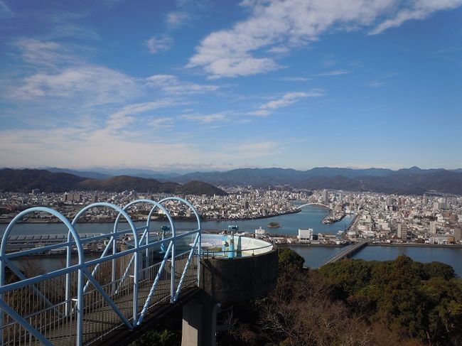 四国で行けてない高知県と愛媛県。以前から旅程を組むのが難しいエリアでした。2度行っている徳島を通らないようにしようとするとなかなか。。。ならば愛媛県は一旦諦め、かんぽの宿制覇の一環で伊野と観音寺へ行こう!と決め旅程を立てました。時期はもちろん特典航空券を予約するのに12000マイルで済む12月上旬で。早速宿のネット予約をしているとやたら「ふっこう割」の期間延長情報が出て来て、これは何?状態。ゆっくり調べる時間もなかったので、サイトから書式だけ印刷し持参する事にして、とにかく宿泊先から宿泊証明を貰ってくれば、と出発しました。結果、高知を満喫した上、一泊につき 4000円の観光支援金(つまり12000円ですね~。)をちゃんと2月に貰え本当にラッキーでした♪私のような節約旅でも少しは貢献出来たのかな?