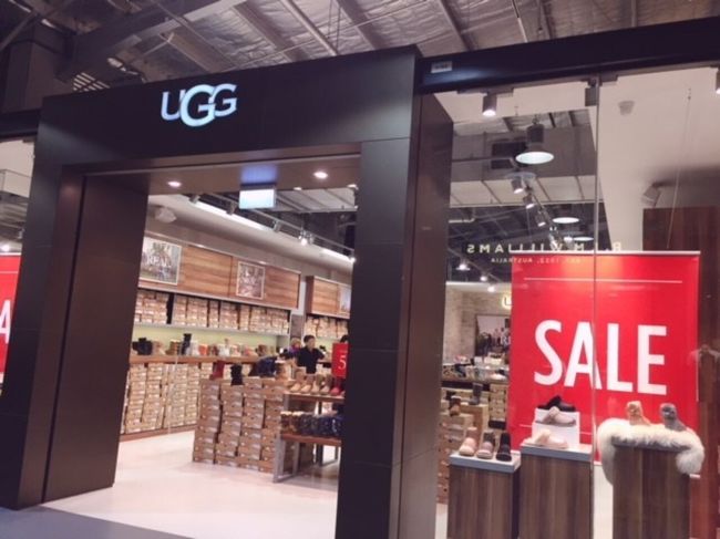 7月11日にホームブッシュアウトレットに行ってきました。<br />シドニーの観光地のUGG(ロックス、クイーンビクトリア、チャイナタウン、ターンホール)の値段を調べました。<br />定番品のデザインならホームブッシュが一番安いです。<br />私が買ったモカシンはロックスのUGGが一番安かったです。<br />UGGのお店が至る所にありますがお店によって値段が若干違います。<br />扱ってる商品も違うので要チェック！<br />手袋はバッグに比べたら手頃な値段です。<br />バッグも売ってましたが値段は可愛くありません。種類は少ないですがバックは空港内のDuty-free が安いです。<br /><br />ホームブッシュの行き方<br />https://search.yahoo.co.jp/amp/s/australiahereandnow.com/dfo-homebush/amp/%3Fusqp%3Dmq331AQNKAGYAbSIsejX9LfAKg%253D%253D