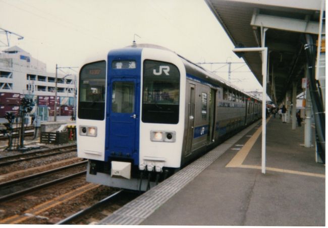 大事なことなので先に言います。路線はそうそうなくなりませんが、車両は時期が来たら新しくなるので、乗りつぶしばかり気にかけるのは後から後悔します。<br /><br />新型ウイルスで小中高校が休校になっています。早く収束してほしいのは大人も子どもも一緒。こういうときは、昔の写真を振り返りましょう（笑）。１８年前の平成１４年…高校に入学した年か？その頃何に興味を持って、何をライフワークにしていたのかと言えば、１８きっぷで乗りつぶし…いや、高校受験です（笑）。日韓ワールドカップの年、といえば分かりやすいでしょう。サッカーはあまり興味がなかったのですが、試合はテレビで見てました。昼休みはサッカーして遊んでました。だがしかし、普段は乗りつぶしのことばっかり考えていました。<br />インスタントカメラで撮った写真のスキャンで写真がめちゃくちゃ少なく、手書きの乗りつぶし記録しか残っておりませんが、今となっては貴重な写真もありますので、載せてしまいましょう。当時は深夜徘徊に全然厳しくなく、夜行の車内に中高生はいっぱいいましたので、１５年以上経って時効でしょうか。<br /><br />きっぷ：青春１８きっぷ<br />旅程概要<br />03.22：有佐～広島～備後庄原～福山～<br />03.23：沼津～国府津～検見川浜<br />03.26：稲毛海岸～友部～小山～高崎～検見川浜<br />03.29：検見川浜～船橋～北鴻巣～高崎～<br />03.30：新潟～吉田～弥彦～東三条～新潟～会津若松～小出～越後川口～長野～上諏訪<br />03.31：上諏訪～長野～木島～長野～小諸～小淵沢～甲府～沼津<br />04.01：沼津～京都～鳥取～津山～姫路～新大阪～桜島～大阪～<br />04.02：岡山～総社～新見～津山～岡山～有佐