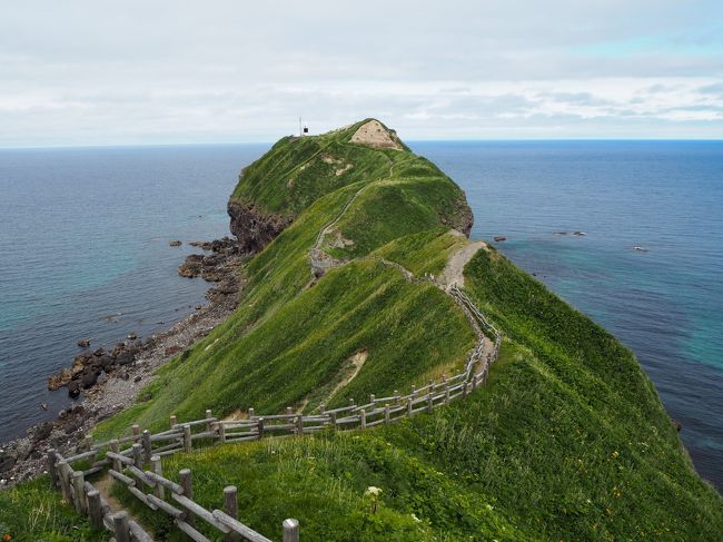 小樽から路線バスで積丹半島の先端の神威岬へと観光に出かけました。積丹半島の自然豊かな景観を楽しみました。帰りに余市にも立ち寄りました。