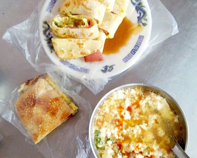 夫婦で冰讃のマンゴーかき氷が食べたくて食べたくて決めた台湾旅行。<br />羽田を7時台に出発、帰りは松山空港を18時発という3日間しっかり遊べるフライトを選びました。<br /><br />私は3回目、旦那さんは去年に引き続き2回目の訪問です。<br /><br />傘の出番はなかったものの3日間曇りでとにかく蒸し暑かった台北市内。<br />街歩きはなかなかキツイものがありました。<br />でも日本とは違うモワッとした熱い空気にテンション上がります。<br /><br />が!楽しい楽しい旅行中、旦那さんが空港に忘れ物をしたことが発覚!<br />初めて海外で警察のお世話になり、改めて台湾人の優しさを実感するのでした。