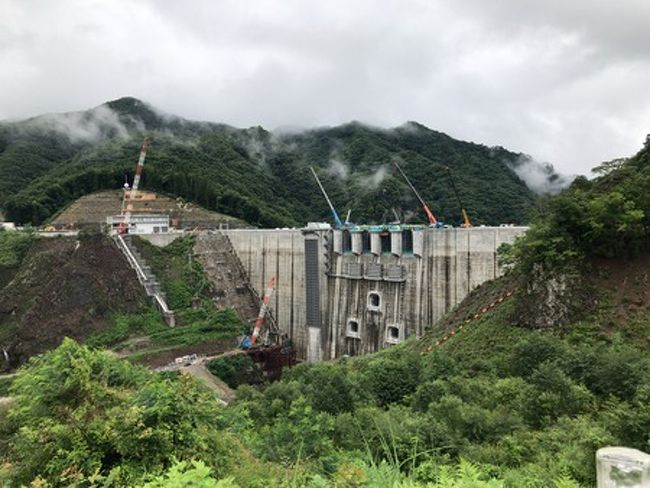 群馬県吾妻郡にある八ッ場ダムというダムが建設中です。<br />現在ダム施設は完成間近で、秋には水を溜め始めるそうです。<br />私たちは7年前に初めてそこを訪れてから毎年のように<br />その景色の移り変わりを見てきました。<br /><br />今回、訪れた川原湯温泉が水に沈んでしまう前に見ておこうと<br />ダム見学ツアーに行くことにしました。