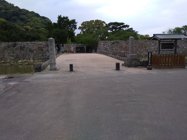 日本100名城の旅を始めて5年、手付かずの中国地方を訪ねました。<br />旅行記3は、石見銀山奉行所跡と津和野城、萩城の様子<br /><br />4月23日 旅行記その1、2 鳥取城、月山富田城、松江城<br />4月24日 旅行記その3、4 津和野城、萩城<br />4月25日 旅行記その5、6 岩国城、三原城 <br />4月26日 旅行記その7,8 黒井城、備中高松城