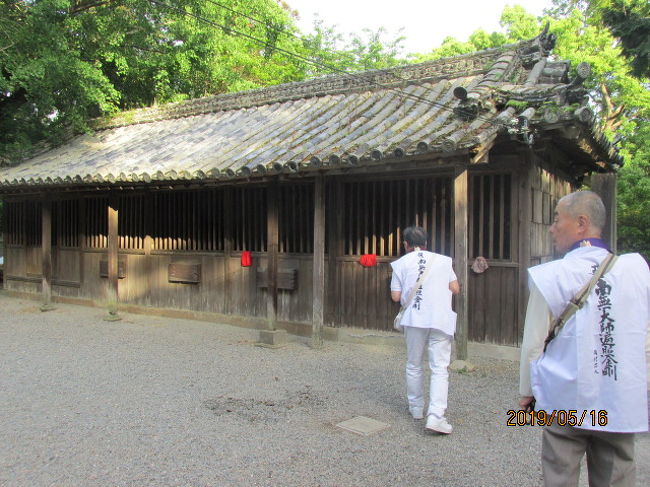 徳島の南、阿南市との間にある小松島。昔は海辺に茂る松の林でもあったのだろう、この一帯はそんな名前で呼ばれていた。源平合戦の頃、兵庫一の谷の戦いで敗れた平家軍は、海を渡って屋島に逃げ来たり、そこで体制を立て直しつつあったが、源氏方の追及の手は緩まず、義経が別動隊の一軍を率いて、神戸から遥々紀伊水道を渡って徳島の南、ここ小松島に上陸した。そこから陸路、山を越えて屋島の背後に出て、そこにいた平家軍を蹴散らし、遂に平家は早鞆の瀬戸、壇ノ浦まで落ち伸び、そこで命運は尽きたのだが、その屋島の戦いの源氏方勝利の最大の功績は、ここ小松島からの奇襲攻撃にあり、それは丁度一の谷でのひよどり越えの奇襲戦法と似た処があった。<br /><br /><br />小松島はそんな義経の故事で全国的に有名で、国道を外れ、恩山寺に向かう道路の小高い丘の上に馬に乗った義経の銅像が経っていた。お遍路巡りのバスは観光旅行ではないので、その前に止まることもなく、そのまま通り過ぎて人里離れた山中に入っていく。恩山寺の山号は母養山で、この義経の故事の凡そ４００年程前、空海がこの寺で修業していた時、母親が訪ねねやってきたのだが、当時この寺は女人禁制。そこで空海は護摩壇を築いて修法を行い、女人禁制を解いて漸く母親を迎え入れることができたという。バスはその結界の場所、花折り坂の小橋を渡って、寺の境内に入っていく。<br /><br />寺は山の端の木々の茂った中にあって、夕方に近い時間も相まって、何か暗いイメージのお寺で、母子対面の寺という明るさは感じられないが、仏門、仏道に入るということは、そうした親子の情も断ち切る必要があったのか。<br />境内の一番高い場所にある本堂にお参りし、続いて大師堂。更にお釈迦さんの１０大弟子が安置されている御堂にお参りし、本日の札止めとした。ここからは真っ直ぐ徳島市内のホテルサンシャインに戻る。今日も又長い１日で、合計７ケ寺に参拝することができた。高い山の上にある鶴林寺、太龍寺の二寺を参詣できたことは、印象深かった。<br /><br />