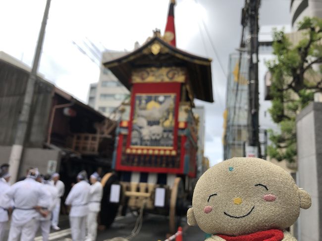 京都に行って祇園祭を見て来ました。休みが多めに取れましたので、山建て鉾建てから見ることができました。祇園祭は山鉾巡行がテレビなどでニュースになりるため、ここに注目が行きますが、個人的にはその前の宵山、宵々山の時に、鉾や山が建てられている近くにある会所に山や鉾を飾る宝物が間近に見ることができるので、日中にこれを見るのが好きです。そして山鉾巡行の当日、朝にこれらの宝物が急ピッチに飾られていき、間近にこれを見ることもできます。