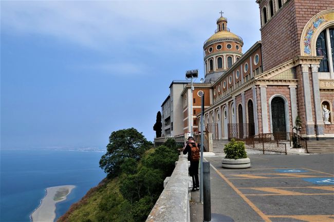 2019年6月16日から7月16日の31日間、南イタリアへ行きました♪<br />素敵な村、素晴らしいパノラマ、美しいビーチ、美味しいグルメをたっぷりと楽しんできました♪<br /><br />☆Vol.48:第3日目(6月18日)ティンダリTindari(メッシーナ県)♪<br />ティンダリはメッシーナ県に入り、<br />標高300メートルの山上にある大聖堂と古代ギリシア遺跡が有名。<br />ティンダリ大聖堂はBasilica Santuario di Maria Santissima di Tindari 。<br />1550年に黒いマリア像を祭るために大聖堂が造られるが、<br />1977年に再建された新しい大聖堂。<br />素晴らしい聖堂内を鑑賞および礼拝したら、<br />聖堂前の広場へ。<br />向かって左側は断崖絶壁でパノラマ。<br />眼下に美しい砂の州が広がり、<br />国指定の海の公園「マリネッロ」(Marinello)。<br />白い砂浜が岬のように海に描かれて美しい。<br />ゆったりと眺めて♪