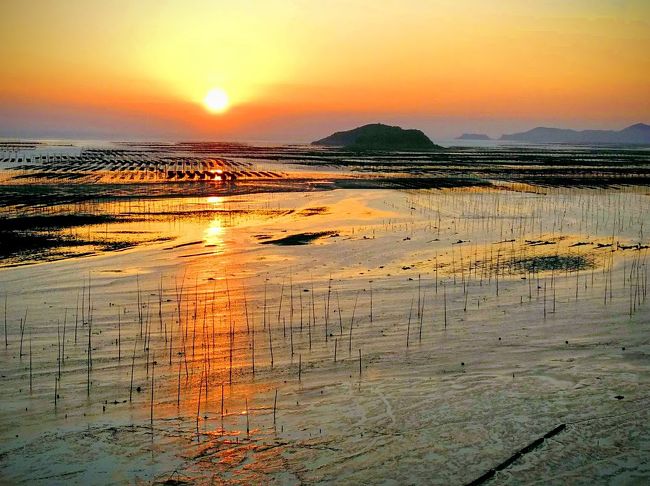 知人たちで年一回、中国、台湾など中華圏に自由にばらばらに行ってばらばらに帰るそんな旅を続けています。<br />2018年は、11/23-25の三連休を利用して福建省の厦門に16名が集合。全員が集まるのは11/24の夕食の折、その前後は各人自由旅。周辺の行きたい場所へ一人で行くのも仲間同士で行くのも自由。<br />私は上海への帰路、空海ゆかりの地であり海岸美が素晴らしいという霞浦県北岐村に立ち寄りました。<br /><br />私の行程は、<br />11/22　　　　　上海　→　厦門　　　　高鉄<br />11/23　　　　　コロンス島へのツアー(10名)　<br />11/23～11/24　普寧、広東省へのツアー(7名)<br />11/25　　　　　福建土楼へのツアー(4名)<br />11/26　　　　　厦門　→ 　霞浦　　　 高鉄<br />11/27　　　　　霞浦　→ 　上海　　 　高鉄<br /><br />写真は、朝日の昇る霞浦県北岐村の海。