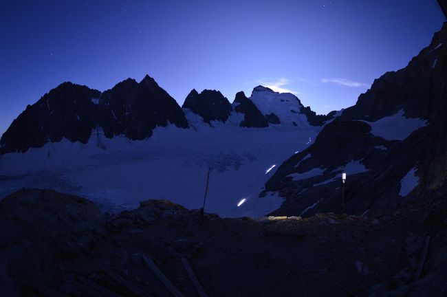 Le Refuge de Pre de Madame Carleを出て、Glacier Blancを通って、Le Refuge des Ecrinsへ。<br /><br />Le Refuge des Ecrinsは、グーグルマップで見つけた、この辺じゃ、一番、ひなびた、というか、人里離れた、山奥にある、山小屋。<br /><br />こんなところで、山を見ながら瞑想したら、何か、仙人の気分になれるんじゃないか、ということで。。。<br />