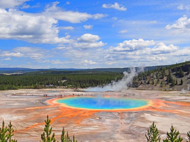 ワイオミング州（State of Wyoming）北西部を中心として、一部が北のモンタナ州（State of Montana）一部が西のアイダホ州（State of Idaho）に広がる面積8,980 km2（四国のほぼ半分）のイエローストーン国立公園（Yellowstone National Park）に行って来ました。この公園は1872年に世界初の国立公園に指定され、1978年には世界自然遺産登録された、アメリカの国立公園の中でも最も人気のある公園で、年間来場者数は2014～2018年の平均で約400万人を誇り、その95%は5～10月に集中しています。<br /><br />“Yellowstone”は日本語で「黄色い石」ですが、この黄色は黄色酸化鉄（FeOOH、Fe2O3・H2O）の色です。 <br /><br />今回はイエローストーン国立公園南半分に位置し、間欠泉（ガイザイー（Geyser）、約1,300個）とカラフルな熱水池（スプリング（spring）、プール（pool））を10,000以上も有するガイザーカントリー（Geyser County、” Geyser” は「間欠泉」の意）をご報告します。<br /><br />付録に、１．イエローストーンの地質学的歴史を簡単に記載しましたのご興味をお持ちの方はご覧ください。<br />