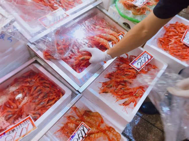 東京発１泊２日、新幹線で行く夏の金沢。<br />食べて飲んで、のんびり観光…近江町市場に忍者寺、武家屋敷跡などを巡る２日目。<br /><br />よろしければ、まったりと兼六園、ひがし茶屋を巡る１日目もどうぞ<br />https://4travel.jp/travelogue/11520635