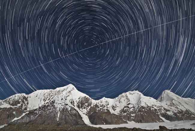 いろいろあって、聞いたことも無かった「南イルニチェク氷河トレッキング」に行って来ました。<br /><br />表紙の写真は最終宿泊地点から撮った、天津山脈と星。<br />月が明る過ぎて、派手な写真になってしまいました。