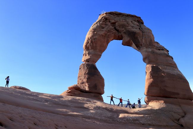 7月初旬:ベガスを拠点にユタ州、アリゾナ州の絶景グランドサークルをぐるりと回ってきました。<br /><br />東西南北 全米を走り回っている私ですが、今回のコースは特に大好きなルートの1つです。<br />いつもサポートカーでしか走っていないので、定年後(そろそろ、、?)はバイクで走りに行こうと決めています。<br /><br />バイク走行もほどほどに、ショッピングやトレイル散策などが多く含まれているコンテンツで<br /><br />トレイル散策では:ブライスキャニオン国立公園の急勾配を下り、、、(帰りは登りです~ぅ、、涙)。 標高が高いせいか、息も途切れ「ゼイゼイ」、、、<br /><br />キャニオンランズでは、今にも崩れ落ちそうな 絶壁のアーチロックへのトレイル移動、、、<br /><br />アーチーズ国立公園は、暑くならない早朝めがけて、片道1時間の登山、、、<br /><br />ホースシューベンドへも 片道30分のトレイル散策、、、と<br /><br />それにしても、私より先輩のお姉様お二人は、ビクともせず、元気バリバリです、、、。(日頃マラソンで鍛えてるそうな)私はもう膝の皿が笑って「ヨレヨレ~」でした。<br /><br />本当に日頃の運動が大切ですね。<br /><br />今回は全日晴天で、美しい大西部を満喫することができました。<br /><br />*ベガスを拠点に、7、8月に西部を回る予定の場合は「クーリングバンダナ」や「クーリングベスト」を持参してくださいね。(レンタル会社でも販売しています)夏時期のベガスは日により45度にもなる場合がありますので、注意が必要です。<br /><br />フェースブックでも情報発信しています:<br />https://www.facebook.com/FREEDOM.USA/