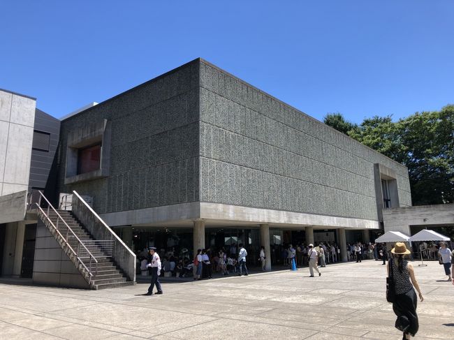 国立西洋美術館は、「ル・コルビュジエの建築作品」を構成する世界遺産です。フランス政府が中心となって、世界7カ国の17建築作品が登録されたとても珍しい世界遺産です。<br />今回、親しくさせていただいている画家のＳさんに誘われて開設60周年記念として開催されている「松方コレクション展」を観覧してきました。<br />9:30の開場に合わせて9時に並びましたが、すでに先客が40名ほど並んでいました。なんとか日陰に立つことができ、しばし待つ間に200名ぐらい並んだところで開門。<br />今まで庭の彫刻には気を留めていなかったのですが、「松方コレクション展」を観て、あらためて貴重な作品であることを知り、じっくりと観察してきました。