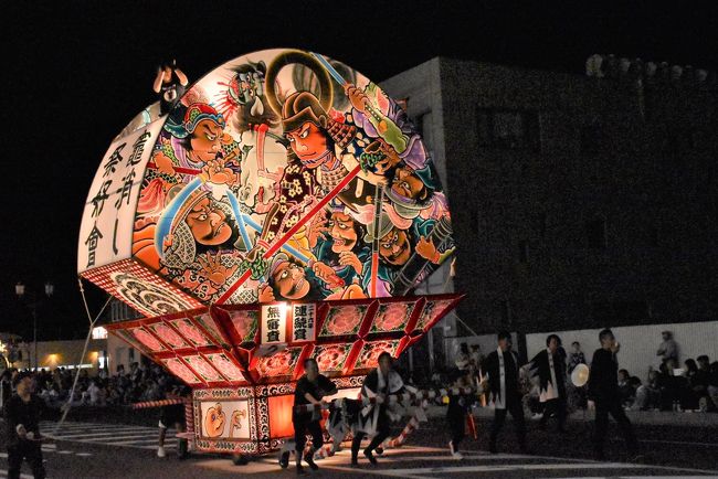 青森県弘前市（ひろさきし）で開催される「弘前ねぷたまつり」は、夏祭りの弘前四大まつりのひとつです。<br />「ヤーヤドー」の掛け声とともに、武者絵が描かれた山車を引いて市内を練り歩きます。<br />弘前ねぷたの山車は、伝統的な人形型の「組ねぷた」とともに、扇を広げた形の「扇ねぷた」が特徴です。<br />2018年は77団体のねぷたが参加しました。<br /><br />「扇ねぷた」は正面に「鏡絵」が描かれ、三国志や水滸伝、西遊記、日本の武将や説話の奮戦図・人情、里見八犬伝、おどろおどろしたもの等、躍動感溢れる絵柄で「動」を表現しています。<br />背面には「見送り絵」があり、額縁内側に美人画等で「静」を表現し、額縁に「蔦模様」の下がった状態、外縁には「雲」を描いています。<br /><br />まつりが始まると弘前ねぷたの山車は時々立ち止まり、その場で360度回ってくれるので、鏡絵、見送り絵の両方をじっくり見ることができます。<br />かっちん夫婦の観覧場所に山車が近づいてくると、通りを挟んだ向かいを陣取る常連さんが「こっちゃ、こっちゃ」と手を振って呼び寄せるので、山車が目の前で回転し普通の人より十分楽しめました。<br /><br />弘前ねぷたの運行は小型のねぷたから順に始まり、後半になるにつれて大型のねぷたが登場します。<br />それぞれのねぷたの後ろには笛や太鼓の囃子方の隊列が続きます。<br /><br />2018年の弘前ねぷたの様子を紹介しますので、今年観覧される方は参考になさってください。<br /><br />なお、旅行記は下記資料を参考にしました。<br />・弘前ねぷたまつりのパンフレット・交通規制図<br />・弘前ねぷた参加団体協議会「ねぷた運行隊形」「鏡絵と見送り絵の分類」「金魚ねぷたの製作」<br />・弘前観光コンベンション協会「平成30年弘前ねぷたまつり合同運行参加団体一覧（詳細）」<br />・津軽料理遺産HP<br />・つがる時空間「弘前ねぷた2018 戦国絵巻が夜空を焦がす絵灯籠の競演」<br />・さいとうサポート「弘前ねぷたまつり2018年の見どころを市民が徹底紹介！」2018.8.4<br />・mixiコミュニティ「幻満舎」<br />・弘前経済新聞「自主巡行後に黙とうをささげるねぷた団体幻満舎」<br />・こひつじ保育園HP<br />・goo辞書「かまどけぁす（秋田の方言）」<br />・web歴史街道「碧蹄館の戦い」<br />・弘前市「鬼神伝説」<br />・真・三国無双8「甄姫」<br />・弘前航空電子「歴代ねぷた比較」<br />・大田記念美術館「江戸ッ娘－kawaiiの系譜」<br />・夕刊フジ「大浦氏の娘・阿保良と結婚した為信は、南部氏から独立し津軽地方を奪い取る」2015.01.17<br />・ウィキペディア「弘前ねぷた」「楊志」「祝融夫人」「鍾馗」「関羽」「扈 三娘（一丈青）」<br />・ウィキペディア「李逵（黒旋風）」「扈三娘」「梁山泊」「猪早太」「四神」「禍斗」「村雨 (架空の刀)」「武松」「酒呑童子」「刀八毘沙門天」<br />