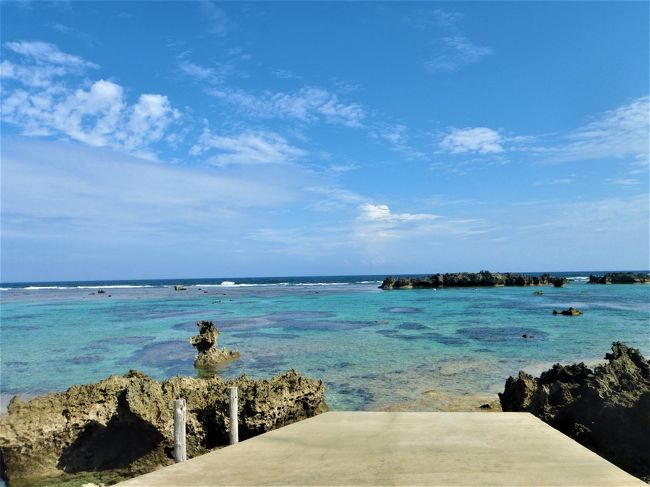 先月の雨季の石垣島旅行から帰宅後。気が付くと予約されていた宮古島直行便。<br />7月から毎日サンデー状態の夫が「暇だから宮古島行く」と。<br />どうやら、このところの雨続きの沖縄旅行には「青い空と青い海」が不足している。これは宮古島の「宮古ブルー」で足らない青さを補充しなければ。という事らしい。<br /><br />そういうことで、宮古島リピーターの夫に連れられ。初めて宮古島旅行。<br /><br />梅雨も明けて夏真っ盛りの宮古島でカヤックシュノーケルツアーに島めぐりと、他のどこにも無い、絶景の美しい青「宮古ブルー」を体感する旅の始まりです。