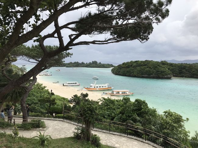2泊3日旅行の2日目です。<br />2日目午前中はホテル目の前の底地ビーチ、プールで遊びました。昼食は川平湾近くの公園茶屋へ!<br />スコールのような雨も降ったり、天気は相変わらずイマイチでしたが、川平湾はやはり素敵!!<br />一見の価値があります。行って良かった!!<br />でも、風もあったので、揺れを心配してグラスボートはやめました。近くで受付をしていました。<br />雨のため、急遽、米原のヤエヤマヤシ郡落にも行きました。<br />夕食はホテルバーベキューでゆっくりと。充実した1日になりました。