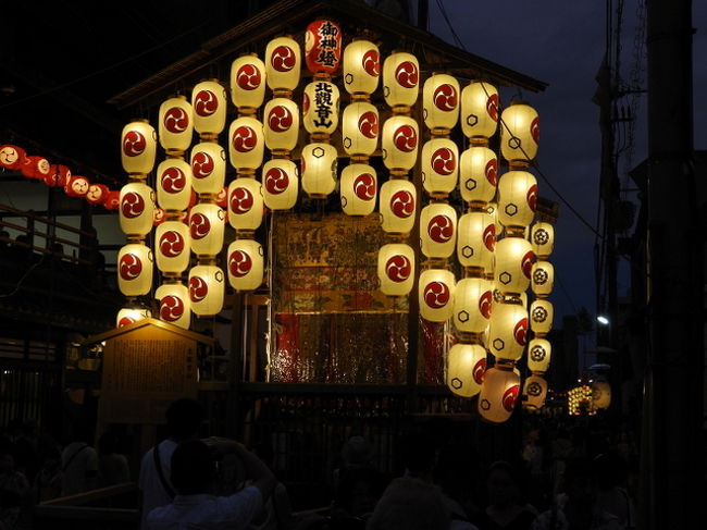 祇園祭の前祭宵山 7月21日ですから宵々々山ですね（笑）<br />自宅を少しゆっくり出たのですが宵山の撮影以外何も考えていなかったので<br />とりあえず光明院へ行ってみました。静かで良かったです。<br />三条へ出て昼食後、歩いて烏丸通りへ　そこから山鉾の撮影<br />山鉾の周辺は公園が少なく休憩できるところが少ないのが問題ですね。<br />私は堀川通りまででたり少し離れた公園で休んだりしました。