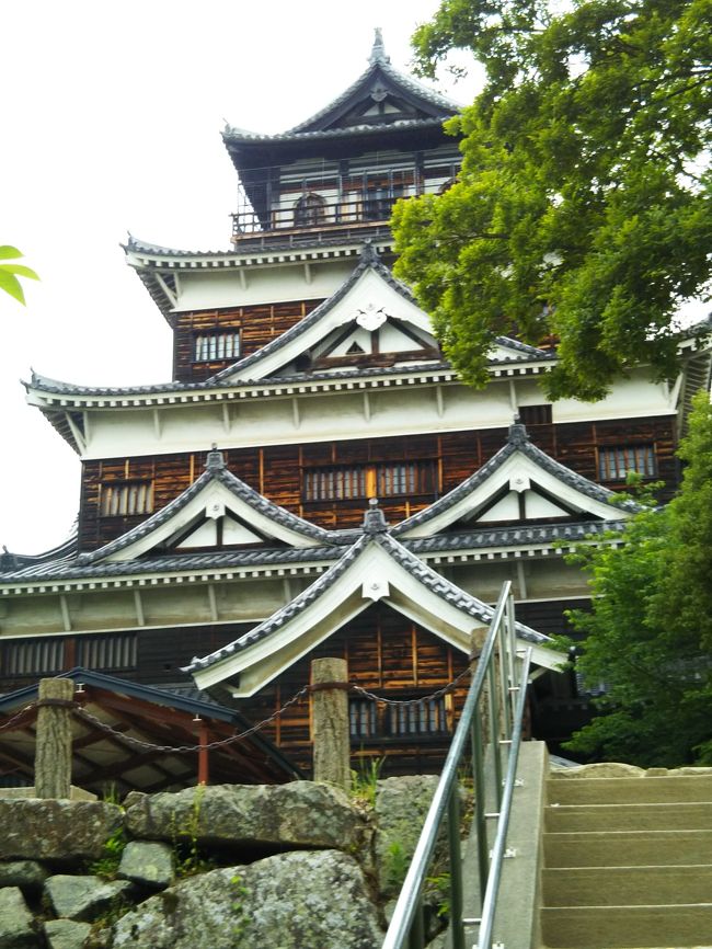 昨秋、結婚した次男夫婦が 式のお礼にと広島旅行に誘ってくれました。<br /> 2泊3日で 呉 宮島 広島市内とまわりました。<br /> 最終日は、息子達と別行動で一人 広島城へ。<br /> 原爆の被害から再建され、私と同い年 還暦を迎えた広島城にずっと訪れたかったんです。<br /> お城は、都会のオフィス街の真ん中で 静かに広島の街を見守っていました。