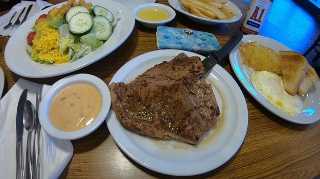 バーゲンで見つけた格安航空券につられ<br />ハワイ4泊6日を計画<br />今回はパワースポットとプレートランチのステーキ(お肉)に<br />こだわりスケジュールをたてました。<br />今回はハワイ大学の学食にある 水曜日限定のローストビーフ<br />フミズとテッズベーカリーのガーリックシュリンプ対決<br />最近話題になった ミニラニのレインボートンネルなど<br />色々回ってきました<br />是非よろしければ最後までご覧ください<br />