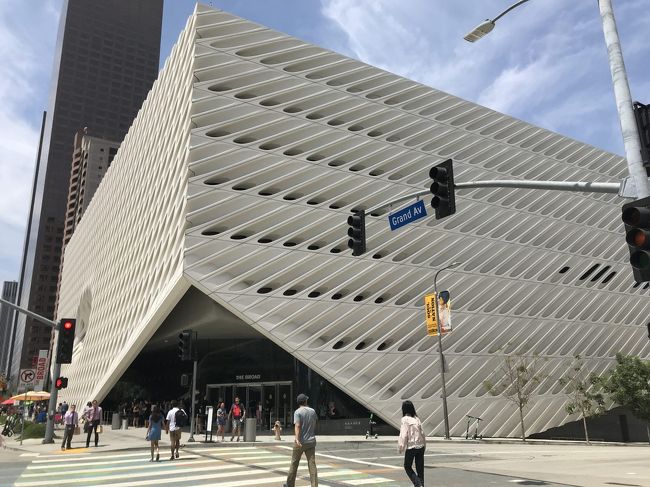 ロサンゼルスの建築マニア向け建物の紹介です。<br /><br /><br />これは見てもお分かりのように<br />Frank O Gehry（フランク・オー・ゲーリー）氏設計のＤｉsney Concert Hall(ディズニー・コンサートホール）<br />1999年から2003年まで建設が行われたとの事でかなりの年月を費やして施工された建物です。<br />厚さ5mmのスチール板を曲線的に貼った特徴ある形態の建物。威圧感があります。<br /><br /><br />階段を上がり、裏側に回ると、屋上緑化された心地よい休憩スペースがあり、本を読んでいる人がいました。<br /><br /><br />ガラスを積層したオブジェのような受付カウンターがありました。<br /><br /><br /><br />内部はまっ白い壁と天井、木目の壁、石やタイルの床で構成されており、<br />内部にも曲線が多用されています。<br />トイレもステンレスと曲線ですね。<br /><br /><br />内部は受付で申し込むと無料で見学出来ます。<br />英語が出来る人は英語のオーディオガイドを聴きながら見学出来ます。<br />（残念ながらオーディオガイドは利用しませんでした）<br /><br /><br />これだけ曲線を使っていたら施工するのは大変だったと思います。<br />漢字一文字で表すなら「曲」でしょうか。<br />そのままじゃんという声が聞こえてきそうです。<br /><br /> <br /><br /><br />次にディズニーコンサートホールの道路向かいにあるTHE BROAD という2015年にオープンした現代アートの美術館。<br />設計は米大手設計事務所ゲンスラーとの協力で建築デザインスタジオのディーラー・スコフィディオ＋レンフロが手がけたとの事。<br /><br /><br />無料で見ることが出来るのですが、ネットで予約してないと行列に並ぶ羽目となります。<br />私達は予約をしていたのですんなり入場することが出来ました。<br />正面の壁は意匠的なもので機能としての壁とは分離されています。<br /><br /><br />洞窟みたいに壁と天井の境がありません。<br /><br /><br /><br />洞窟のようなエスカレーターを上がっていくと、展示室に到着します。<br />天井も外壁と同じような多孔質の形状となっており、天井から柔らかな光が降り注ぎます。<br />この建物はあくまで美術品が主役なので建物内に色味がほとんどありません。（白かグレーか…）<br />なので形が複雑な割にはすっきりとした印象です。<br />漢字一文字で表すなら「孔」でしょうか。これまたそのままじゃんという声が聞こえてきそうです。<br /><br /><br />ブラッドベリー・ビル（ Bradbury Building）<br />設計者：ジョージ・ワイマン （ George Wyman）<br />建設年：1893年<br />映画「ブレードランナー」のロケ地としても有名。<br />外観は普通な感じであるが、中に入ると吹き抜けの上のガラス天井、手摺子の装飾、レンガの質感など<br />ドラマチックな空間の演出がされている。<br /><br /><br />ガラス天井からレンガ壁にあたる柔らかな光がいい陰影をつくっていますよね。<br />このブラッドベリー・ビルを漢字一文字で表すなら「降」<br />光が降り注ぐ感じがこの建物のきもかなと思いまして。<br />一言シリーズは自分でやっておいてむずかしさを改めて感じます。<br />次は教会建築です。