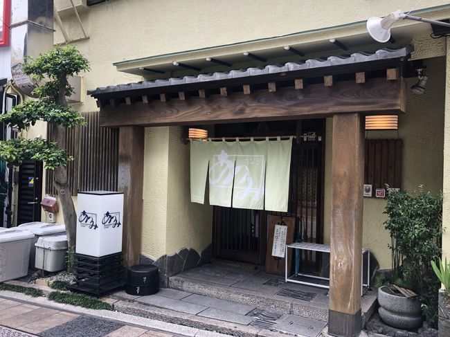 うなぎ養殖発祥の地とされる浜名湖がある静岡県は、日本におけるうなぎの一大生産地です。浜名湖のすぐ近くに位置する浜松は、うなぎが名物料理として全国的に知られており、たくさんの食通が美味しいうなぎを求めて、同市に足を運びます。JR浜松駅の近くにある「あつみ」は、うなぎ料理のお店が多い浜松で、名店中の名店として評価されています。<br /><br />浜松ブランドのうなぎを食するために「あつみ」に行ってきました。平日は予約を受け付ける「あつみ」ですが、週末は予約が出来ないため、早起きをして、昼食の整理券配布の時間に間に合うように新幹線で浜松まで行きました。<br /><br />食後の感想ですが、高く評価されるだけあり、「あつみ」のうなぎの味はレベルが高かったです。東京の優良店と比べると、たれの味が少し甘いように感じましたが、うなぎの本場で素晴らしい味のうなぎを堪能することが出来、大満足でした。<br /><br />