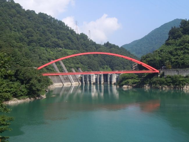 　旅の２日目は黒部峡谷トロッコ電車から始まります。朝早めの７時２０分にホテルを出て宇奈月までバスで行きました。ここからトロッコ電車に乗リました。鐘釣駅まで行ってまた引き返す往復２時間の電車旅です。いい天気で電車は気持ち良く走りました。トンネルを出るときの涼しい風は特別いい気持ちでした。美しいダム湖や山々の緑など思い切り堪能できました。<br />　鐘釣駅では下車してちょっと時間があったので売店をのぞいたり写真を撮ったりしました。富山県出身の女優室井滋さんのアナウンスは楽しくて分かりやすかったです。<br />　宇奈月温泉にも行ってみたいなと思いました。宇奈月に戻ってから、立山駅までバスで移動しました。この後はいよいよアルペンルート通り抜けになります。