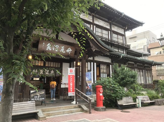 外国からのお客さんを連れて,別府にやってきた。お客さんのなかには,偏食気味の方もいて,回転寿司以外の日本食はまったくだめというから,初日から困った。ここに連れて行ってほしいと頼まれたのが「かっぱ寿司別府店」。大分の地元ならではのお料理を楽しみにしていたのに,私は少しがっかり。とはいえ,お客さん第一。初めての日本という方もいらっしゃったから,愉しんでもらわないと。「こんなおいしいお寿司は初めて!しかも,うどんというスープは最高ね!」と喜んでくださった。私は,大分や別府を意識しているけど,外国のお客さんは「日本」を体験している。大分地元料理を期待しているのは私だけだ。<br /> 翌朝,別府でのお仕事も済ませ,猛暑のなかお客さんたちもお仕事で疲れたというので,午後は自由行動とした。元気な女性のお客さんはショッピングに出かける。男達は,ホテルの温泉に浸かったり,海岸に出てみたりと思い思いの過ごし方をされたようだ。私は,竹瓦温泉に行く。お客さんを連れて行こうか迷っていた。私も初めてだし,温泉好きのお客さんとはいえ,竹瓦温泉のような古い地元の公衆浴場は外国のお客さんでも戸惑わずに楽しめるだろうかと心配になり,一人街歩きをしながら,竹瓦温泉に行ってみた。<br /> 竹瓦温泉の建物は,タイムスリップしたようなレトロな建物で,入口を前にして早くも私はにんまりした。「これはすごい。」入浴料百円を入口で払い,下駄箱に靴を入れて板敷に上がる。足の裏に心地よい木の感触。着替え場からは正面の通りが見える。とても開放的だ。棚があるだけの簡素な着替え場で,そこで裸になると,階段を下りて湯船に向かう。昭和13年(1938年)からの公衆浴場なのだそうだ。建物だけでなく,湯船も年季が入っている。あるのは湯船だけ。蛇口やシャワーもない。洗髪する人,体を洗う人(石けんは50円で売っている),みな湯船のお湯を桶で汲み,体に掛け流している。<br /> 地元の子供たちもたくさんいて,体を真っ赤にほてらせて,湯船の縁に座っていた。この温泉,なかなかの熱さだし,今日はとにかく暑い。私のとなりには見知らぬオーストラリア人も,ずいぶんと長湯したようで,白い肌を真っ赤にさせて,湯船の縁にぐったり座っていた。「風呂の縁には座るな」と階上の着替え場から大声で地元のおじさんが怒鳴る。となりのオーストリア人が慌てて湯船に沈む。子供達もびっくりして湯に沈む。私もおとなしく湯船に浸かる。神様が湯船の縁に埋め込まれているとおじさんは言う。オーストリア人に近づき,縁を指差して,「アーメン、アーメン、わかる?」と笑いながら語りかける。オーストラリア人と私は,顔を見合わせて,破顔した。「ここは素敵だね!」とオーストラリア人がいう。「そうだね,僕もそう思う。」建物と湯船,ローカルな文化,地元のこどもたちやおじさんの笑いや話し声,蝉の鳴き声,ぜんぶ時間が止まったようにみえた。僕らは並んで湯船に浸かりながら,ただただ無言で昭和のランドスケープを愉しむ。そして,また顔を見合わせ,ニタッと笑う。「だね!」とでも互いに言うように。<br /> 自分のお客さんを連れて行くのは,やめた。日本語が話せない見知らぬオーストラリア人が愉しんでいたんだから,連れて行ってもよいかなとも思うけど,どうもこのランドスケープを説明するのが,野暮だなと思ったからだ。できることなら,「アーメン、アーメン、わかる?」で説明を終えたい。それ以上の説明はいらない。自らの五感だけで愉しんでもらいたい。どんな歴史があり,どんなふうに入るのが適切で,何が特別で,どのように健康的で,どのように日本人は親しみ,などなど,説明はもうしたくない。ひとり脱力して,心ゆくまで竹瓦温泉を愉しんだ。<br /> 晩ご飯は,地元料理が食べられる居酒屋に行くべしと,半ば強引に近くの炉端焼のお店に連れて行く。大分名物の「琉球」(甘口のたれでお刺身を和えたもの)は,お客さんにも好評だった。日本食になじめないお客さんは,一口も食べず,お店をでたらマクドナルドに直行した。好き嫌いが多いって,やっぱり旅は楽しめないんだろうなと思い,翌日,海地獄を見学したあと,かわいそうになって,お昼はステーキ屋に連れて行った。きっと国産じゃないと思うけど,帰り道,「日本」のステーキは,おいしいと喜んでいらっしゃったので,それはそれでいいと思う。回転寿司に和牛,いろいろと事前に調べていらっしゃったようで,想いのとおり味わって頂いて,喜んでもらえた。とはいえ,私自身,とかく説明過剰,うんちく過剰の旅のお伴になりがちだ。ひとり竹瓦温泉を愉しんでいたオーストラリア人の恍惚を思いだしながら,旅は,うんちくを捨てて,ありのまま五感で味うべきかなと旅を振り返った。