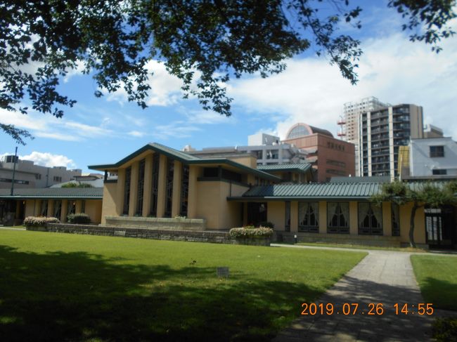 上り屋敷公園を経て 自由学園明日館でライトの建築を楽しんだ後 すぐ近くにある柳原白蓮の旧居を訪れました。もちろん中を見ることはできませんが 塀越しでの当時のまま残されている建物を見た後は元の池袋駅へ戻る途中にあった西池袋公園はネットに囲まれた球戯場と木々に囲まれた児童公園がありました。<br /><br />東京芸術劇場の立派なビルや駐車場を通り過ぎて 小さな広場のようなところにオブジェがある元池袋史跡公園は 池袋地名ゆかりの池と書かれた石碑と とても池とは思えないほど小さな石組がありました。池袋の地名のもととなった場所として大切に残されている一角のようです。<br /><br />すぐ向かい側のルミネの中を通って 反対側に出ると ちょうど工事中の池袋西口公園がありました。 とても近代的な雰囲気の公園に生まれ変わりそうで楽しみです。<br /><br />西口から東口への地下通路を通って 東口へ出ると正面にジュンク堂の大きなガラス張りのビルがあり とても興味をひかれたので中へ入ってみました。<br /><br /><br />
