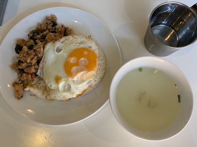 渋谷から神田に戻って遅めの昼食です。神田駅西口近くのタイ料理店へ行ってきました。タイ屋台風「東京カオマンガイ」へ行ってきました。ガパオライスとカオマンガイを食べてきました。