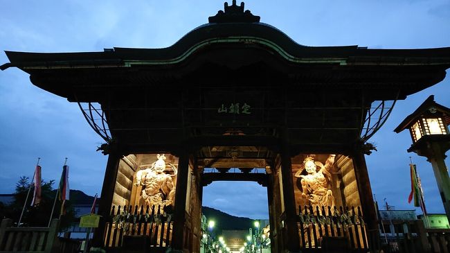 夕方の長野の善光寺を観光。ライトアップが綺麗です。