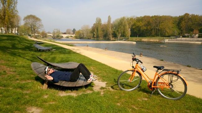 フランスでは未だ桜の花が咲く頃、パリから車で２時間南下したロワール地方へ出かけました。今回のロワール地方の目的はサイクリング。既に来た事のあるロワール渓谷、でも車で走るのと自転車で走るのとは大違い！景色もゆっくり楽しめるし、停まって至る所で写真撮れるし、いろんな発見が出来て予想以上に楽しい旅でした。ロワール川周辺はサイクリングロードも多く安全で山が無いから初心者向けだし、レンタルバイクも色んな町で貸し出ししているし、疲れたら自転車を電車に乗せてホテルまで帰ればいいし、、等々自分のスタイルに合わせて楽しめるから良いんですよね！更にワイナリーが沢山あるから日本では手に入らない地元のワインも飲めるし食事は美味しいし大満足の旅でした。アパートホテルに１週間滞在すれば宿泊代もお安いです！<br />https://www.azfrancetravel.com/blank