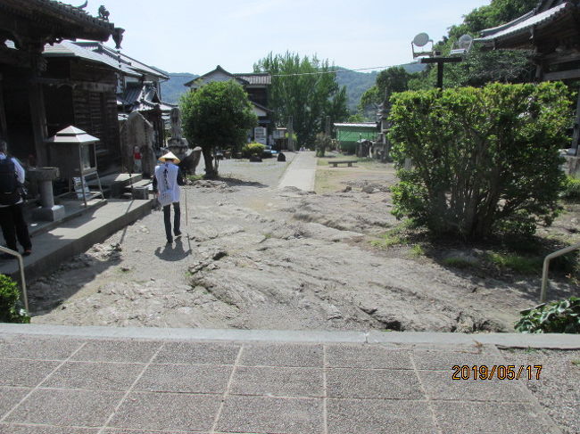 四国お遍路徳島編の最終日、3日目の朝がやってきた。今日は残り８ケ寺を回り、夜の便で帰京する。朝窓を開けると、前方に眉山のなだらかな山容が飛び込んできた。眉山、名前の通り、女性の嫋やかな眉を描いたように、山頂はなだらかな広がりを見せている。この山に最初に登った時は、もう１０数年になるか。その時はまだ山頂にはモラエス記念館が建っていた。4年前再び来た時はモラエス間は閉館になてちて、代わりに、その近くに真っ白なパゴダが建っていた。今三度ホテルの窓からこの山を見ようとは・・。<br /><br />朝食を終えて7時半、今日最初の参詣先、第十四番常楽寺へ向かう。ここは徳島市内の国府町にあり、昨日やってきた第十七番井戸寺の近くにある。昔は阿波の国府はこの周辺にあったのだろう。この近くにはこれから回る国分寺もある。東京府中の武蔵国もそうだが、この阿波国の政庁跡は定かではなくとも、その名残を留めた国分寺、国分尼寺は今でも礎石や寺が残っている。政庁は敵勢力に焼き討ちなどに遭ったりして、そのまま忘れ去られることもあるが、こうして地名とか寺名に奈良朝時代の当時の国府所在地の在処を示している。<br /><br />バスは国府町に入って、昨日は左折して井戸寺に向かったが、今日は右折して山際の方向に向かって行く。お寺はその山の裾にある。バスを降りて、ごつごつした岩が地表に湧き出ているような参道を登る。これは流水岩という、以前は変わ底にあった石や岩が隆起してこうしたごつごつした地表になったとのことである。この寺には山門はなく、参道から直接その岩面を上って行くと、正面に本堂がある。今日最初のお参り。本堂に向かって皆で心経を唱和する。