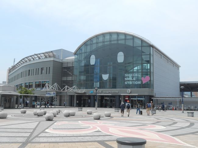初めて香川県に来ました。岡山駅からマリンライナーに乗り、高松へ到着。高松では、高松港、玉藻公園、栗林公園に観光に訪れました。