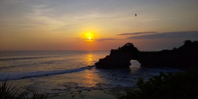 7年半ぶりに2回目のバリ島旅行しました！<br />前回は一人旅でウブドのみ滞在＆雨季で観光もあまりしなかったのですが、今回は念願の乾季で、トゥバン→ウブド→トゥバンと移動しながら色々観光しました。<br />初バリの夫が一緒なので、定番の観光地と、2回目ならではの所も織り交ぜて3日間カーチャーターしました。<br /><br />カーチャーター業者は、2日間は大好きバリ！を選びました。<br />①車にスーツケースも載せて移動するから、安心のためにガイド＋ドライバーの2人体制 ②料金がリーズナブル ③しっかりしていそう　という基準で探しました。<br />予約時のレスポンスが早く丁寧で安心できたし、現地でも楽しめたので良かったです。<br /><br />3日目は午後から8時間チャーターしましたが、荷物の移動がないので、ガイド兼ドライバー1人体制だとどう違うかな？と、別の会社(バリリラックスツアー)へお願いしました。<br />こちらは↓の旅行記に。<br />https://4travel.jp/travelogue/11526120<br /><br />この旅行記はカーチャーター2日目についてです！<br />ウブドからトゥバンへの移動を兼ねて、ブサキ寺院、キンタマーニ、タナロット寺院を回りました。<br />バリの北東から南西へ動いたし、渋滞もあって移動時間が超長かった…12時間の半分以上は移動（＾＾；）<br />効率の悪いコースだったとは思うけど、移動疲れを覆すほどタナロットの夕陽は綺麗でした！<br /><br />【1日目】<br /> 9:00 ウブドのホテルへ迎え(Greenfield Resort Ubud)<br />10:30-11:30 ブサキ寺院<br />12:30-13:15 キンタマーニ高原でランチ＠Amora Bali<br />13:45-15:15 トヤブンカ温泉＠Toyadevasya<br />17:30-18:45 タナロット寺院<br />19:15-19:45 夕食＠ローカル店でバビグリン<br />21:15 トゥバンのホテルへ送り(Holiday Inn Resort Baruna Bali)<br /><br />***************************************<br />●バリ島＆シンガポール旅行の日程●<br />　【6/19】羽田空港へ→深夜フライト<br />　【6/20】シンガポール着→Changi JEWEL観光→夜バリ着、トゥバン<br />　　　　　(Holiday Inn Express Baruna Bali泊)<br />  【6/21】カーチャーターで観光＆移動→ウブド(Greenfield Resor Ubud泊)<br />  【6/22】ウブド街歩き(Greenfield Resor Ubud泊)<br />★【6/23】カーチャーターで観光＆移動→トゥバン(Holiday Inn Resort Baruna Bali泊)<br />　【6/24】カーチャーターでウルワツ周辺観光(Holiday Inn Resort Baruna Bali泊)<br />　【6/25】朝バリ島発→夕方シンガポールで観光→空港(YOTELAIR Changi泊)<br />　【6/26】朝チャンギ発→羽田着→帰宅