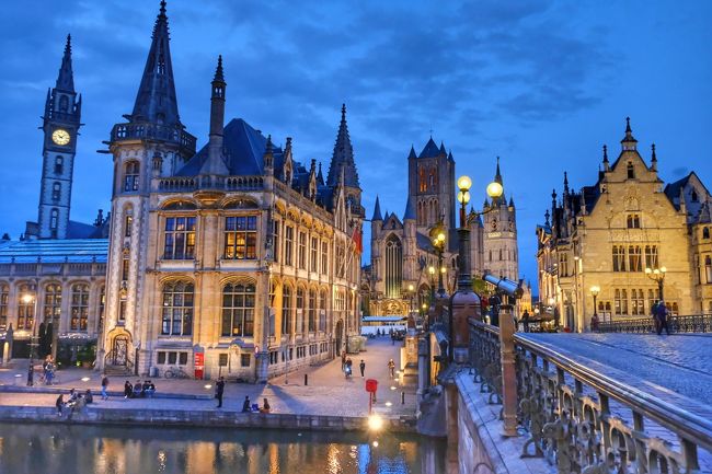 ゲントは、首都ブリュッセルと水都ブルージュの間にあり、中世の建造物が美しく保存された古都です。古来より、街を流れる2つの川の水運を利用して交易が盛んに行われ、中でも羊毛産業によって、ゲントは莫大な富を築いたのだとか。<br /><br />近代産業都市となりベルギー第３の都市となった現在でも、中世の輝かしい過去と、活気に満ちた現代とが美しく調和した町として、また素晴らしい芸術作品を楽しめる町として大変人気があるのだそうです。<br /><br />ずいぶん前になりますが、ゲントの川沿いの美しい夜景写真を見たことがあり、すっかり魅せられました。ゲントは、レイエ川とスヘルデ川が合流する地点に広がっていて、その水辺の風景の美しさも人気の一つのようでした。<br /><br />アントワープを訪れた日の午後、憧れのゲントに足を踏み入れました♪<br />