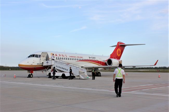 今回の旅では中国製飛行機 ARJ21に搭乗しました。中国初のリージョナルジェットですがMD-90をパクっ…（略）　　<br />決して狙ったわけではなくこの便しか選択肢がなかったのです。飛行機が苦手なのでチケット予約前には機材も調べるわけですが（ボーイングなのかエアバスなのか等）、ARJとわかった時には旅程の変更も考えました。しかし、ギリギリに決定した旅なので大きく予定を変更する時間がありませんでした。意を決して搭乗することにし予約しました。もし死んだところで嫁や子がいるわけでもなく困る者も居りませんし、どうにでもなれ…　親族には旅行死亡保険を使って埋葬してもらえばいいやとｗ　　旅は大好きだけどここまでバカなことを考えるくらい飛行機が苦手なのです(^^;<br /><br /><br /><br />百度百科によりますと…<br /><br />・ARJは3年前（2016年6月）に初めて商業運航を行ったばかりの新しい飛行機。<br /><br />・座席数が78～90のリージョナルジェット<br /><br />・ARJは成都航空が積極的に導入している。<br /><br />・2019年6月現在、商業用として利用されているARJはまだ13機しかないようです。世の中に13機しかない貴重な飛行機なのです笑　<br /><br />・レジ番で調べてみると　私が利用した機材は成都航空に4番目（4機目）に納入されたものらしい。（2017年12月納入）<br /><br /><br /><br /><br /><br /><br />▽vol.1　飛行機乗りまくりの旅はハルビンから<br />https://4travel.jp/travelogue/11523448<br /><br />▽vol.2　金帳汗<br />https://4travel.jp/travelogue/11523449<br /><br />▽vol.3　列車で3国国境の町 満洲里へ<br />https://4travel.jp/travelogue/11523450<br /><br />▽vol.4　国門と口岸と監獄<br />https://4travel.jp/travelogue/11523451<br /><br />▽vol.5　満洲里まち歩き<br />https://4travel.jp/travelogue/11523452<br /><br />▼vol.6　中国製飛行機 ARJ21搭乗記<br />https://4travel.jp/travelogue/11523453<br /><br />▽vol.7　3度の遅延で体が折れました<br />https://4travel.jp/travelogue/11523454