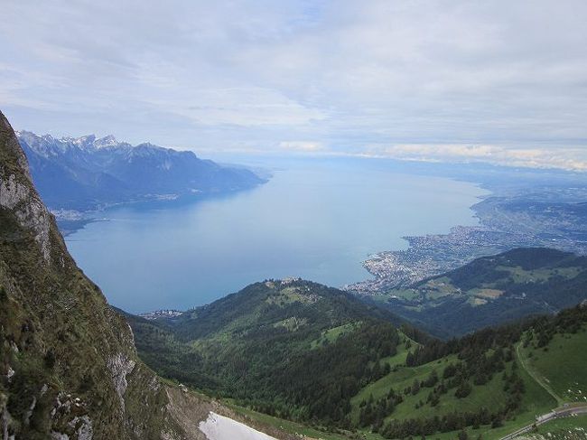 2019年の海外山歩きは、地元の山仲間4人で、フランスのシャモニー、<br />スイスのサースフェーでれぞれ7泊の貸アパートを拠点にして、<br />山歩きを楽しみました。<br /><br />最近はオーストリアのチロルや北イタリアのドロミテ方面を主に<br />歩いていましたが、スイスは18年ぶりの訪問です。<br /><br />また、シャモニーは初めての訪問ですが、昨年チロルで知り合った<br />O夫妻がシャモニーに詳しく山歩きも最高との話を具体的に聴いたので、<br />今回思い切っての訪問となりました。<br />O夫妻にはいろいろな資料の提供やアドバイスをいただきましたので、<br />感謝いたします。<br /><br />帰りはスイスからイタリアのミラノ、フェレンツェ、ローマをめぐり<br />街歩きをしました。<br /><br />日程 6月20日 羽田空港~ドバイ~ジュネーブ モントルー泊<br /> 6月21日 モントルー~シャモニーへ移動 7泊して山歩き<br /> 6月28日 シャモニーからサースフェーへ移動 7泊して山歩き<br /> 7月5日 サースフェーからミラノへ移動 1泊<br /> 7月6日 フェレンツェへ移動 2泊<br /> 7月8日 ローマへ移動 3泊<br /> 7月11日 ローマ発~ドバイ~<br /> 7月12日 成田空港着案<br /><br /> の24日間の旅でした。<br /> <br /> 今回は写真の枚数が少なく山の情報も熟知してませんので<br /> 簡略版となっております。<br /> <br />